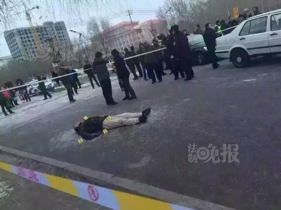 男子银行门口遭抢劫被利器刺死